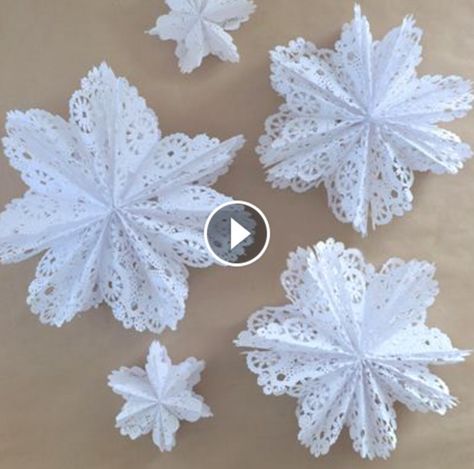 Video about how to make 3D snowflake stars from doilies and a gluestick. Paper Doily Christmas Crafts, Paper Doily Snowflakes, Doily Snowflakes, Paper Doily Crafts, 3d Snowflake, Snowflake Party, Pig Crafts, 3d Snowflakes, Doilies Crafts