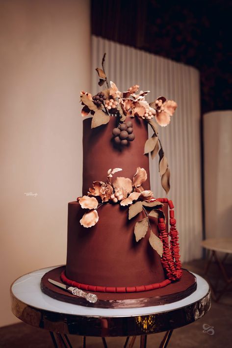 Chiamaka & Chibuzo's Igbo Trad Will Add Colours To Your Day! Igbo Wedding Cake, Igbo Traditional Wedding Cake, Nigerian Traditional Wedding Cake, Africa Cake, Latest Wedding Gowns, Igbo Traditional Wedding, Nigerian Traditional Wedding, Igbo Wedding, Dapper Grooms