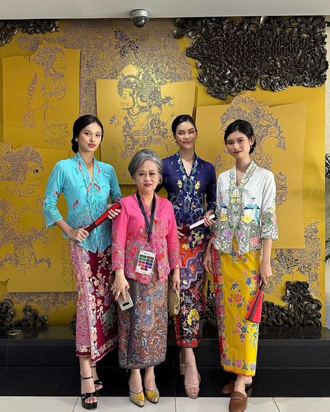 Kebaya encim, betawi. Inspirasi kebaya cantik. Indonesia traditional clothes. Pic from instagram : natasholiviaa #culture #batik #tradisional #attire Kebaya Nyonya Malaysia, Peranakan Kebaya, Kondangan Couple, Indonesia Traditional Clothes, Indonesian Traditional Clothes, Sangjit Dress, Batik Tradisional, Kebaya Nyonya, Nyonya Kebaya