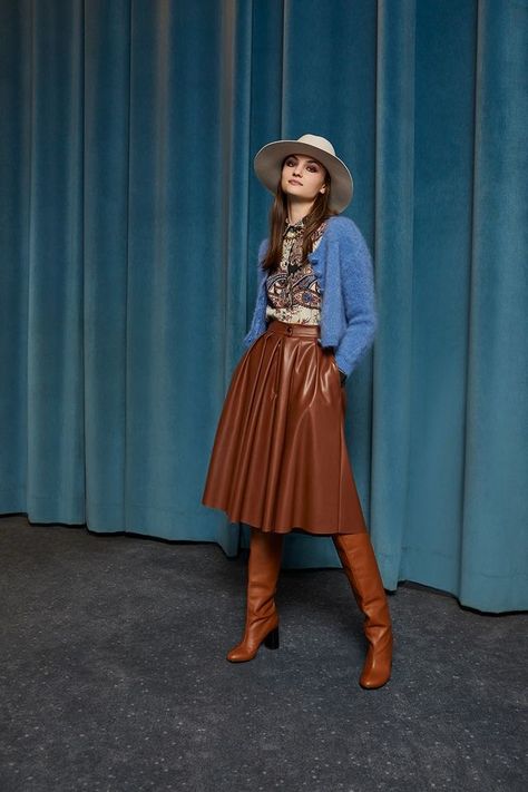 Cognac Boots Outfit, Brown Leather Skirt Outfit, Glamour Clothing, A Line Skirt Outfits, Long Leather Skirt, Brown Leather Skirt, Leather Skirt Outfit, Elegant Boots, Winter Outfits Warm