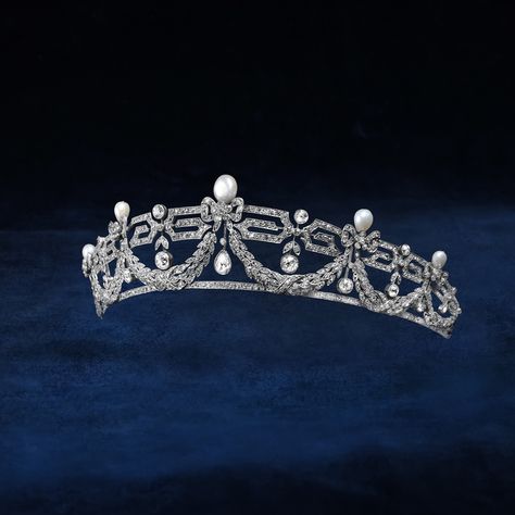 Royal Crowns Queen, Exhibits Design, Queen Victoria Crown, King George Vi, Tiaras Jewellery, Vintage Tiara, Pearl Tiara, Beautiful Tiaras, Royal Tiaras