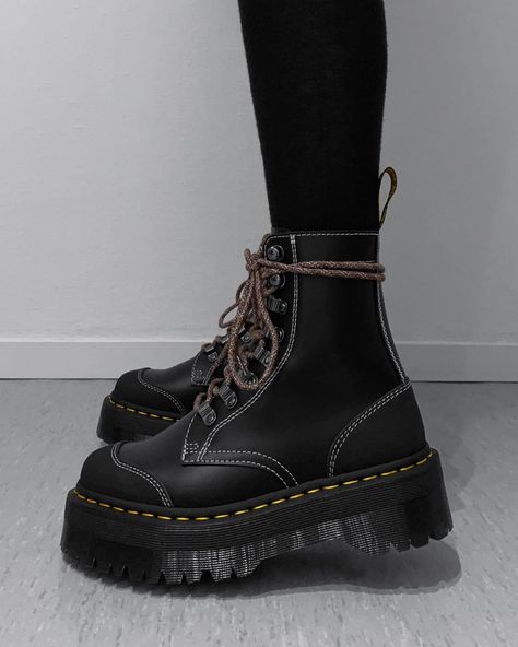 Dr Martens Boots Men, Combat Boot Outfit, Jadon Boots, Doc Martens Boots, Witch Fashion, Classy Shoes, Punk Outfits, Aesthetic Shoes, Chunky Boots