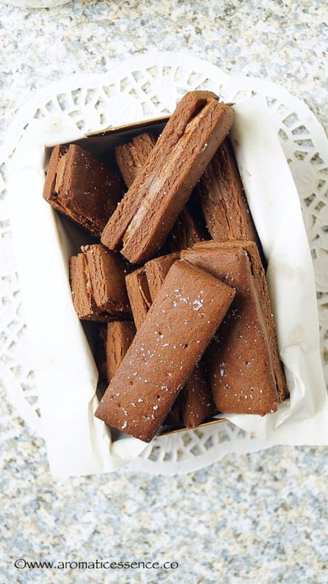 Bourbon Biscuit, Homemade Bourbon, Fruit Biscuits, Bourbon Biscuits, Bourbon Cream, Coffee Biscuits, Fruit Cake Cookies, Eggless Cookies, Biscuit Sandwich