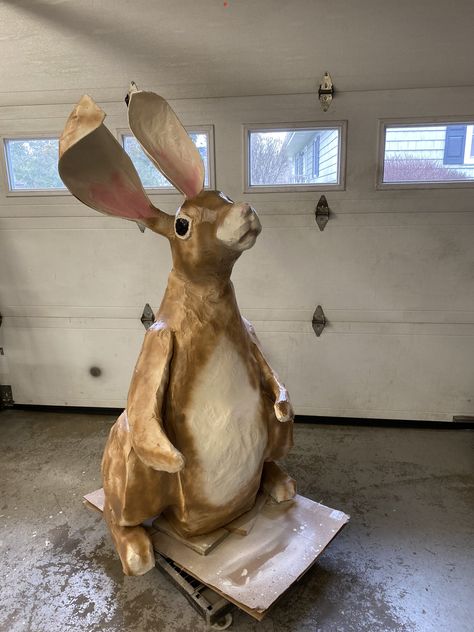 Big bunny 1 Easter Yard Decorations, Giant Rabbit, Giant Bunny, Bunny Statue, Making Paper Mache, Large Rabbits, Paper Mache Animals, Bunny Mask, Big Bunny