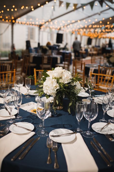 Dark Blue Wedding Table Setting, Royal Blue Wedding Aesthetic, Navy Blue And White Wedding Decorations, Dark Blue Wedding Colors, Navy Blue Wedding Theme Decoration, Navy Wedding Tables, Navy Reception Decor, Dark Blue Wedding Decor, Navy Blue Wedding Table Settings