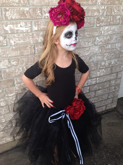 Disfraz de calavera mexicana para el Día de Muertos Disfraz calavera mexicana. Cómo hacer un disfraz de calavera mexicana para el Día de Muertos. Disfraz casero y maquillaje de calavera mexicana. List Of Halloween Costumes, Costume Homemade, Maquillage Halloween Simple, Halloweenský Makeup, Uhyggelig Halloween, Homemade Costume, Den Mrtvých, Unique Halloween Costumes, Makeup Party