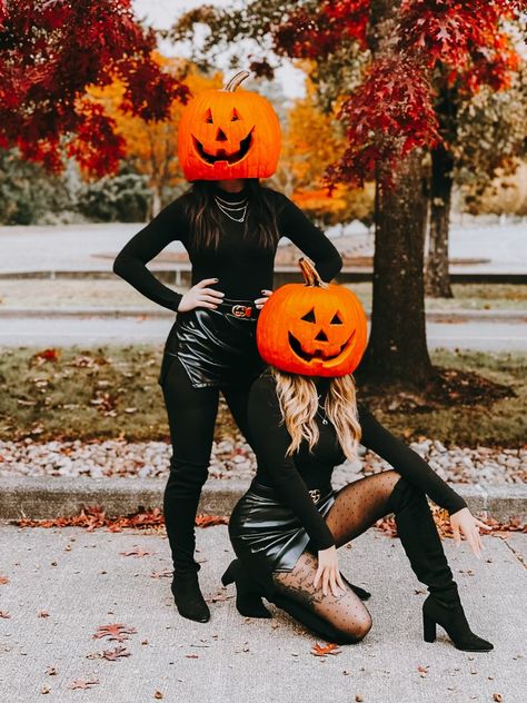 BFF pumpkin head photo shoots are the best! Everyone should do one. ❤️🎃 Photography Halloween, Pumpkin Heads, Halloween Photography, Halloween Photoshoot, Pumpkin Head, Pumpkins, Halloween Costumes, Halloween, Photography