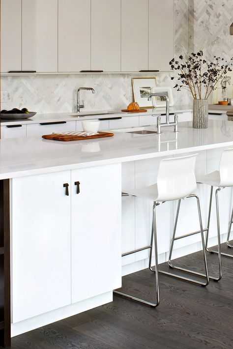 This warm and inviting white kitchen, with its shiny dark wood floors. Also, wood floors look more extravagant against white cabinets which features an island canvassed in white quartz countertops. #whitequartzcountertop #whitequartzkitchencountertop #whitequartzcounter #whitequartztops #whitecabinet #whitekitchencabinet #darkhardwoodfloor #whitebacksplashtile #whitemarblebacksplash #flatfrontwhitemoderncabinet #whitecabinetwhitecountertop #whitekitchencabinetwhitequartzcounter #whitekitchentops Dapur Ikea, White Ikea Kitchen, Kitchen Spotlights, Ikea Kitchen Planner, Ikea Kitchens, Ikea Kitchen Island, Kitchen Planner, Kabinet Dapur, White Kitchen Island