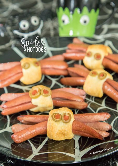 Spider Hotdogs - only 3 ingredients for these festive Halloween hotdogs! Assemble ahead of time and pop in the oven after trick-or-treating. Everyone LOVES these fun spider hotdogs! Perfect halloween party recipe!! Spider Hotdogs, Spider Dogs, Halloween Party Finger Foods, Halloween Appetizer Recipes, Halloween Hotdogs, Halloween Appetizer, Gluten Free Puff Pastry, Halloween Food Appetizers, Perfect Halloween Party