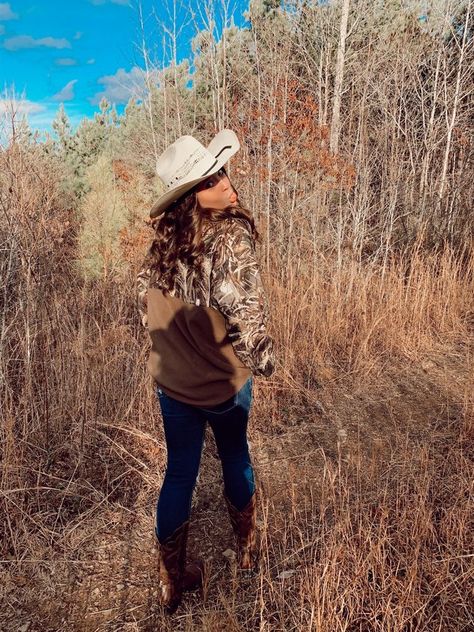 Camo Cowgirl Outfits, Country Outfits Photoshoot, Fall Photoshoot Poses For Women, Hunting Outfits For Women Country, Cowgirl Outfits Fall, Hillbilly Outfit, Cute Hunting Outfits For Women, Farming Outfits, Southern Girl Aesthetic