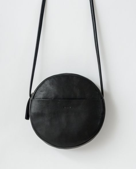 black round leather purse -- round purses are trending this fall Baggu Leather, Circle Purse, Round Purse, Cheap Purses, Wholesale Handbags, Round Bag, Black Leather Purse, Round Leather, Cute Purses