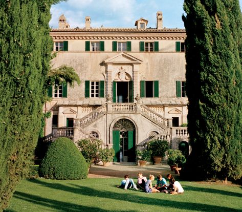 Lounging outside Cetinale’s rear façade: Lord Johnson Somerset, Ned Lambton, Leah De Wavrin, Timmy and Emma Hanbury, and Marina Lambton. Vanity Fair Italian Villa Aesthetic, Italian Villa Exterior, Lac Como, Italian Mansion, Villa Cetinale, Italian Country House, Villa Toscana, Dream Castle, Italian House