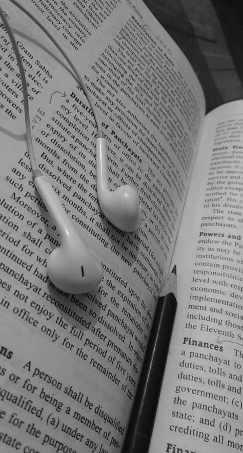 Earbuds Aesthetic, Study Study Study, Happy Dusshera, Aesthetic Photos, Girl Sketch, Apple Products, Study Motivation, Friends Quotes