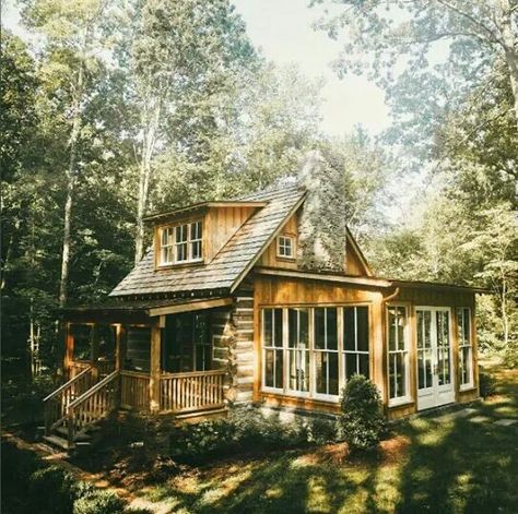 {Pinterest// Sadie Joyce} Small Cabin Outdoor Ideas, Rustic Cottage Farmhouse Style, Small Log Cabin Lake House, Cute Cabin Floor Plans, Old Hunting Cabin, Country Cabin Exterior, Small Home In The Woods, Cozy Cabin Exterior, Cute Cabin Interior