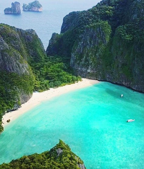 Maya Bay - Tailândia Koh Phi Phi Thailand, Maya Bay, Dream Place, Earn Money From Home, Pretty Wedding, Travel Lover, Summer Art, Chiang Mai, Travel Aesthetic