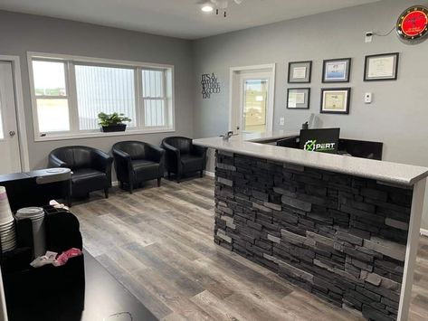 Waiting Room Design Spa, Body Shop Office Ideas, Mechanic Waiting Room Ideas, Business Waiting Room Ideas, Car Shop Waiting Room Ideas, Mechanic Shop Office Ideas, Small Car Dealership Office Ideas, Mechanic Office Ideas, Auto Repair Shop Design Waiting Rooms