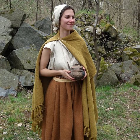 Celtic Bronze Age, Ancient British Clothing, Bronze Age Fashion, Ancient European Clothing, Stone Age Clothing, Iron Age Clothing, Bronze Age Clothing, Age Outfits, Anglo Saxon Clothing