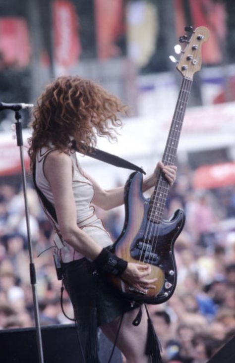 Punk Singer Aesthetic, Hole Bassist, Person Playing Bass Reference, Woman Bassist, Bass Pose Reference, Melissa Auf Der Maur 90s, Guitarist Reference, Rocker Pose, Female Guitarist Aesthetic