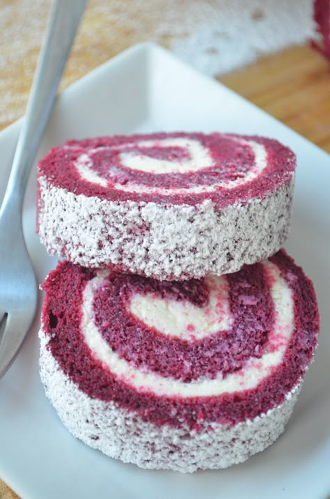 Red Velvet Swiss Roll Cake Red Velvet Swiss Roll Cake, Red Velvet Oreo Cake Roll, Red Velvet Oreo Cake, Yule Log Cake, Swiss Roll Cake, Poke Cakes, Swiss Roll, Oreo Cake, Roll Cake