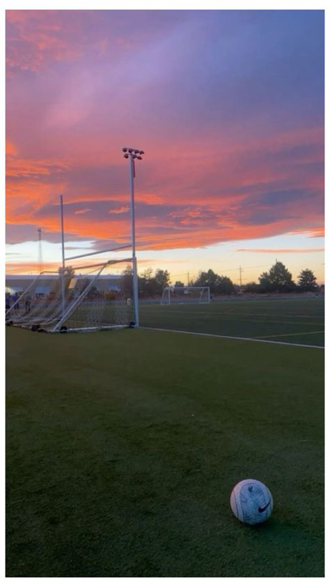 Aesthetic Soccer Pics, Soccer Field Aesthetic, Soccer Sunset, Football Sunset, Cute Soccer Pictures, Preppy Football, Soccer Pics, Soccer Pitch, Sunset Pretty