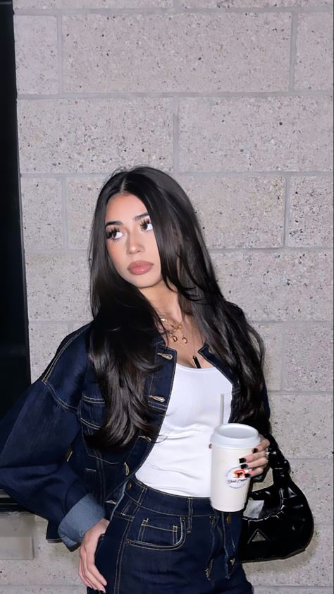 Long Layers Haircut Dark Hair, Dark Long Hair Layers, Black Hair Outfits Aesthetic, Outfits That Go With Black Hair, Latina Haircuts Long, Dark Brown Hairstyles Long, Long Black Hair Latina, Latina Layered Hair, Haircut For Long Hair With Layers Straight Dark Brown