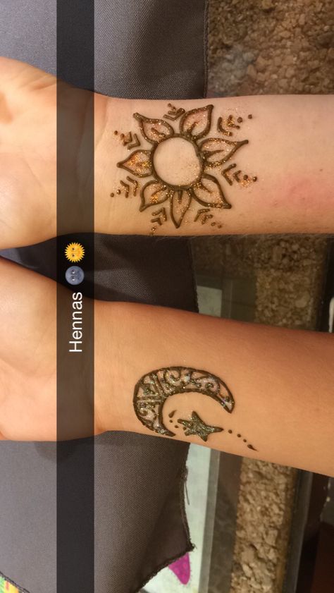 Best friend henna tattoos of the sun and the moon Henna Tattoo Designs Best Friend, Henna Tattoo Designs Sun And Moon, Bff Henna Ideas, Henna Designs Best Friends, Henna Matching Best Friends, Bff Henna Tattoos, Best Friend Henna Tattoos, Best Friend Henna Designs, Moon And Sun Henna