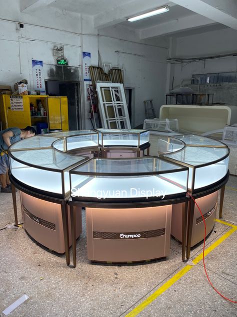 Round jewelry kiosk showcase Kiosk Store, Luxury Jewelry Display, Jewelry Table Display, Luxury Jewelry Shop, Shop Counter Design, Jewelry Shop Display, Luxury Jewelry Store, Store Counter, Jewellery Shop Design