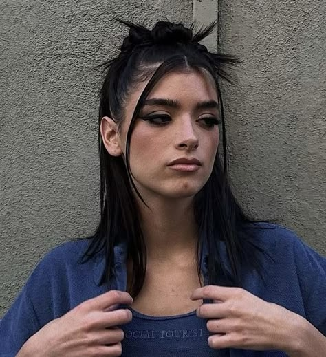 Sleek Edgy Hairstyles, Travis Scott Concert Hairstyles, Techno Party Hairstyle, 90s Spikey Hair, Cybercore Hairstyles, Alternative Ponytail, Techno Hairstyles Short Hair, Pop Punk Hair, Ninja Hairstyles Women