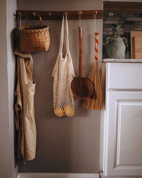 Peg Wall Bedroom, Kitchen Apron Hanging Ideas, Kitchen Wall Hooks Ideas, Peg Rack Kitchen, Peg Hooks Kitchen, Kitchen Apron Storage, Cottagecore Kitchen Wall Decor, Kitchen Rod With Hooks Decor, Peg Board In Kitchen