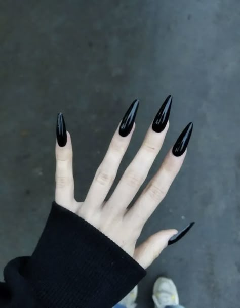 Black Acrylic Nails Almond Long, Sharp Black Acrylic Nails, Sharp Nails Black, Long Black Acrylic Nails, Goth Nails Grunge, Long Black Nails, Vampire Nails, Black Almond Nails, Black Acrylic Nails