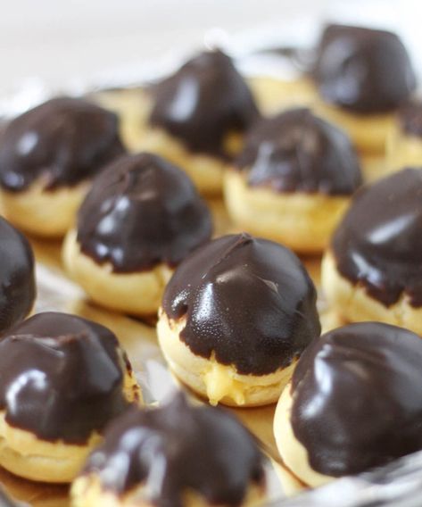 The most delicious #Chocolate Dipped Cream Puffs recipe here! Make these pretty #pastries from scratch! | Dough-Eyed Cream Puff Dough, Chocolate Cream Puffs, Chocolate Cream Puff, Cream Puff Recipe, Puff Recipe, Puff Pastry Recipes, Cream Puffs, Vanilla Cream, Chocolate Cream