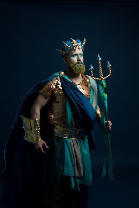 Poseidon Crown Diy, King Triton Makeup, Diy Merman Costume, Poseidon Halloween Costume, Poseidon Costume Diy, Poseidon Costume Men, King Triton Costume Diy, King Neptune Costume, Posiden Costume