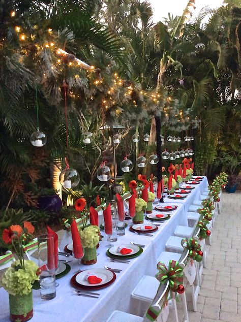 Winter Brunch Party Decorations, Christmas Table Foliage, Christmas Dinner Outside, Outdoor Christmas Dinner Table, Outdoor Christmas Table Decorations, Christmas Lunch Decorations, Outdoor Christmas Lunch Table Setting, Christmas Outdoor Table Decor, Table Decor Long Tables