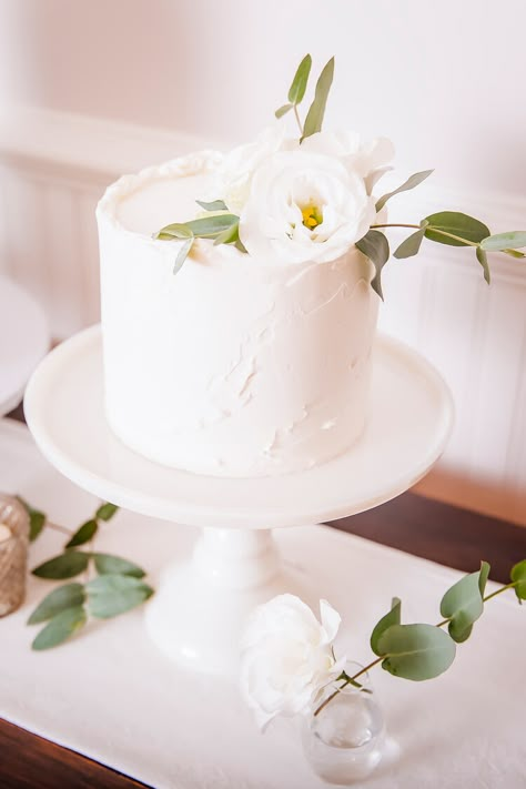 Wedding Cakes One Floor, Minimal Icing Wedding Cake, Simple White 6 Inch Cake, Birthday Cake White With Flowers, Simple White Wedding Cake 1 Tier, Single Layer White Wedding Cake, 6in Wedding Cake, Wedding Cake White With Flowers, Simple White Wedding Cake With Flowers