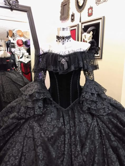 Gothic Birthday Dress, Goth Dresses Prom, Vintage Gothic Prom Dress, Vampire Wedding Ideas, Goth Quinceanera Dress, Goth Princess Dress, Gothic Prom Dress Corsets, Black Dress Aesthetic Vintage, Goth Quinceanera