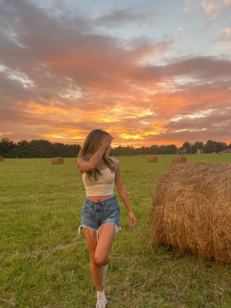 Hay bale pic inspo Sunset Aesthetic Photoshoot, Hay Bale Photoshoot, Farm Picture Ideas, Pic Inspo Aesthetic, Sunset Photoshoot Ideas, Country Poses, Sunset Shoot, Country Sunset, Sunset Pic