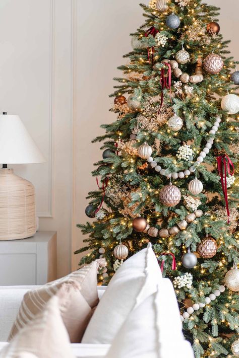 Christmas Tree Inspo, Cozy Christmas Decor, Christmas Living Room, Classic Christmas Tree, Christmas Decor Inspiration, Christmas Decorations Living Room, Christmas Interiors, Christmas Tree Inspiration, Christmas Living Rooms