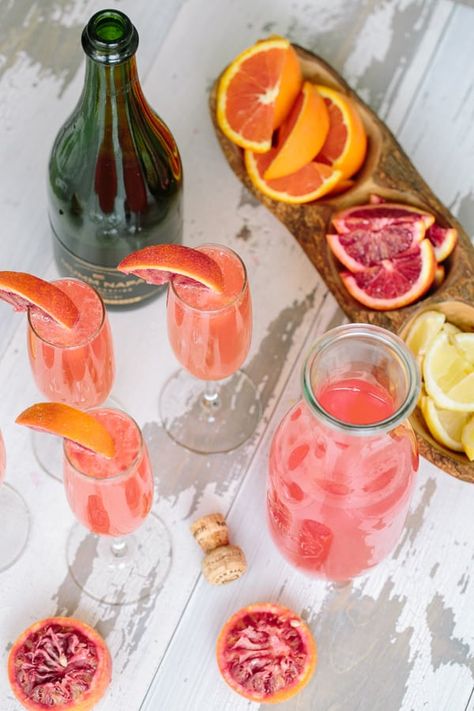 Lemonade Mimosas with Blood Orange #Mimosa #Lemonade #BloodOrange #Recipe #Cocktail #Champagne #Brunch #Pink Classic Mimosa, Mimosa Drink, Orange Lemonade, Best Lemonade, Mimosa Recipe, Lemonade Cocktail, Blood Orange Juice, Champagne Cocktail, Lemonade Recipes