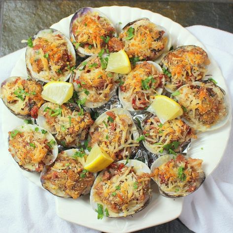 Clam Appetizers, Curry Mussels, Clams Casino, Oysters Rockefeller, Clam Recipes, Seafood Soup, Seafood Boil, Appetizers Easy, Fish And Seafood