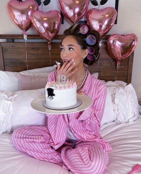 Pijamas Party Ideas, Jadyn Hailey, 19th Birthday Cakes, Cabin 10, Birthday Morning, 21st Birthday Photoshoot, Cute Birthday Pictures, Birthday Ideas For Her, Birthday Babe