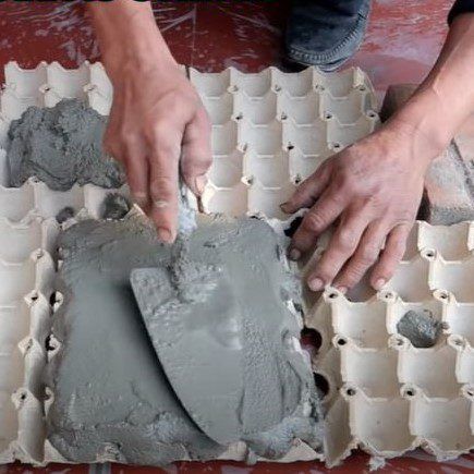 Unique Flower Pots, Cement Projects, Cement Flower Pots, Concrete Diy Projects, Egg Cartons, Diy Flower Pots, Concrete Crafts, Concrete Projects, Cement Crafts