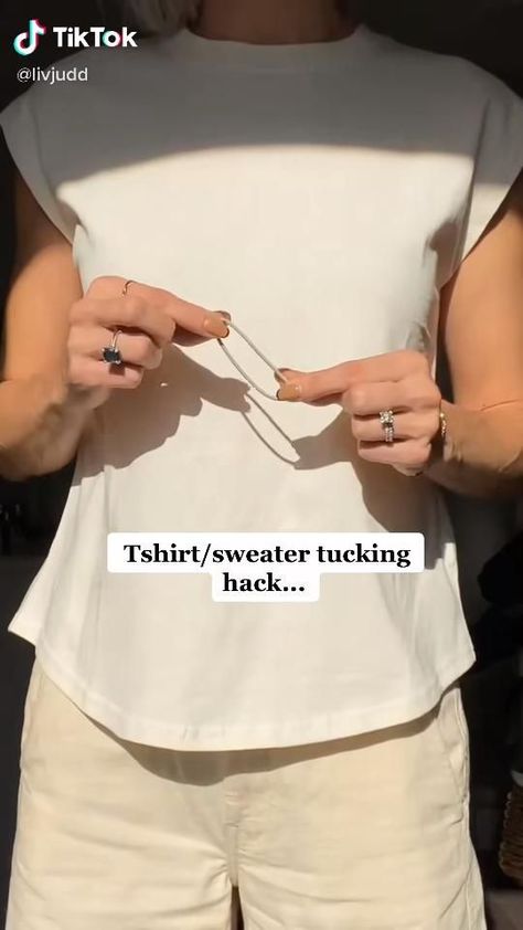 Shirt/sweater tucking hack [Video] | Refashion clothes, Fashion hacks clothes, Diy fashion hacks Shirt Cropping Hacks, Tie Loose Shirt How To, T Shirt Front Knot, Twist Tuck Shirt, Hacks To Tuck In Shirt, Coffee Shop Attire, Shirt Twist Hack, Knot Shirt Hack, Faux Crop Top Hack