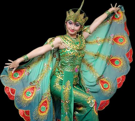 30 Gambar Tari Merak Dari Jawa Barat - Tulisan-Tulisan Kuliahku Tari Jaipong Art, Indonesian Clothing, West Java, Folk Dance, Traditional Fashion, Just Dance, Fashion Sketches, Kimono Top, Fashion Show