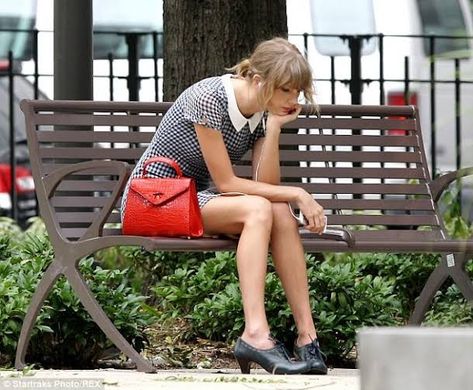 Taylor Swift savors some alone time on park stroll in New York Taylor Swift Fotos, Taylor Swift New Album, Best Memes Ever, Funny Photoshop, Estilo Taylor Swift, Taylor Swift Music, Taylor Swift Funny, Taylor Swift 1989, Red Taylor