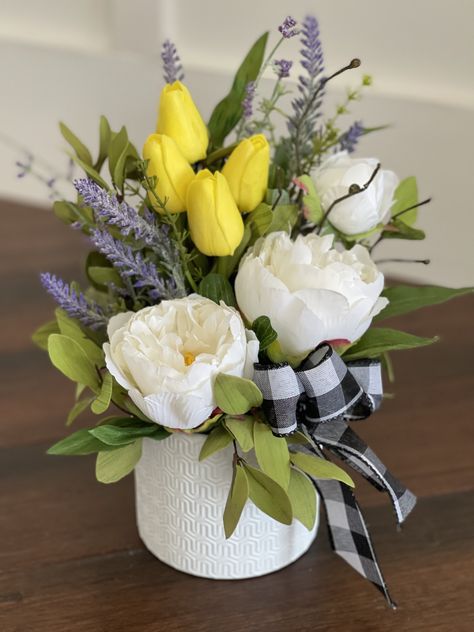 Floral Arrangements Tulips, Small Spring Floral Arrangements, Flower Arrangement With Tulips, Easter Bouquets Floral Arrangements, Tulip Floral Arrangements Simple, Tulip Centerpiece Dining Room, Tulip Arrangement Ideas Floral Design, Easter Floral Arrangements Centerpieces, Easter Flower Arrangements Centerpieces