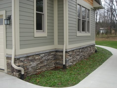 Bucks County Southern Ledgestone with Grey water table sills by Boral Cultured Stone. Grey Exterior House Colors, Siding Ideas, Exterior House Ideas, House Paint Color Combination, Window Trim Exterior, Gray House, Siding Colors, Pintura Exterior, Brick Veneer