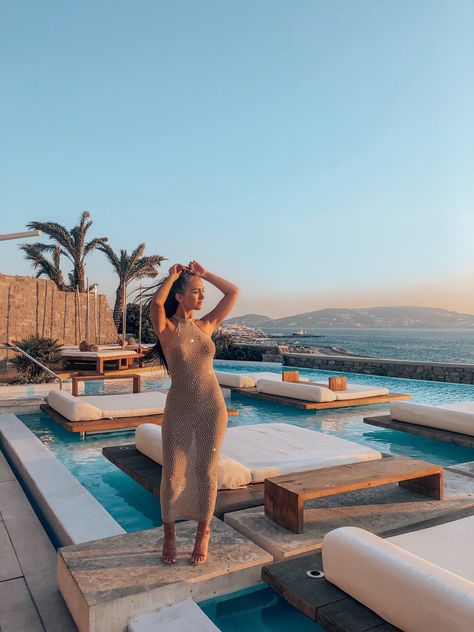 Mykonos Greece Outfit Night, Mykonos Fashion, Mykonos Outfit Summer, Mykonos Greece Outfit, Mykonos Greece Aesthetic Outfits, Greek Holiday Outfits, Mykonos Photoshoot, Mykonos Photo Ideas, Mykonos Outfit