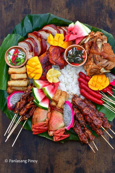 Boodle Food Ideas, Pinoy Foods, Kamayan Food Ideas, Charcuterie Board Filipino Style, Pinoy Food Filipino Dishes Party, Filipino Buffet, Filipino Foods, Kamayan Feast, Filipino Meat On A Stick