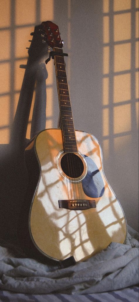 Beautiful Guitars Acoustic, Singer Boy Aesthetic, Aesthetic Music Background, Guitar Wallpaper Aesthetic, Guitar Wallpaper Iphone, Guitar Sunset, Guitar Wallpaper, Piano Songs For Beginners, Acoustic Guitar Music