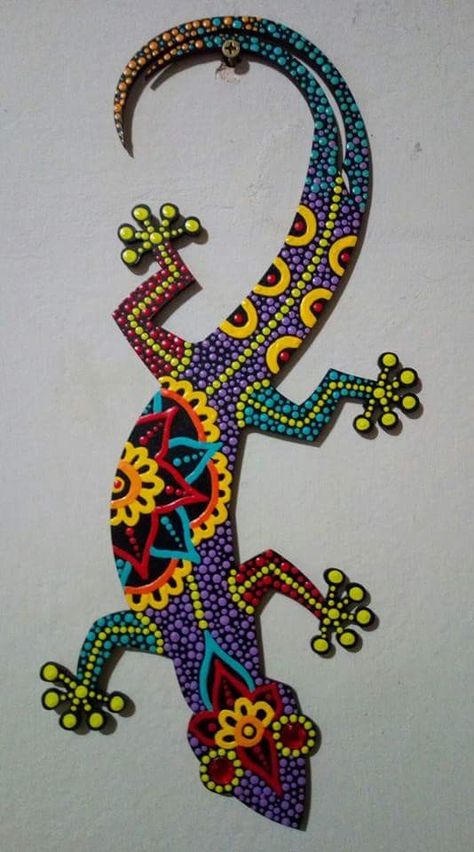 Gecko Art Paintings, Lizard Dot Painting, Mosaic Gecko Lizards, Mosaic Lizards And Geckos, Wine Bottles In The Garden, Wine Bottle Crafts With Lights, Bottles In The Garden, Crafts With Lights, Lizard Painting